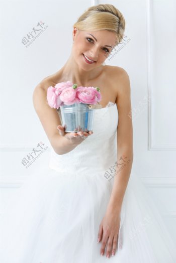 拿花盆的新娘图片