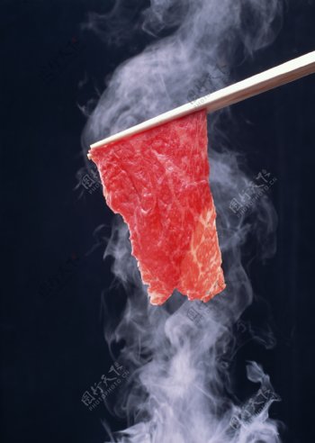 筷子夹住的瘦肉