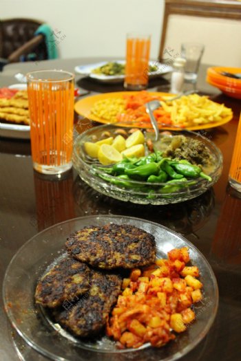 餐桌上的伊朗美食图片