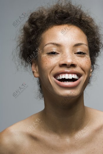 大笑的黑人美女面部特写图片