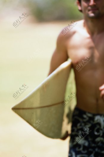 拿冲浪板的男人图片