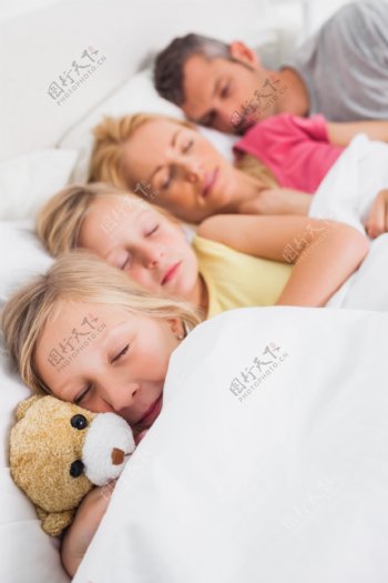 睡在起的一家人图片