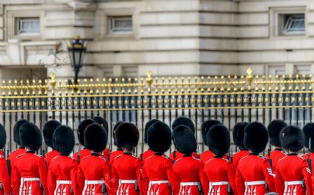 伦敦栅栏前成排的士兵图片