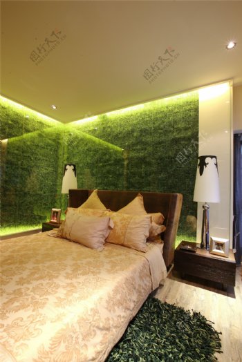 现代创意卧室大床背景墙设计图