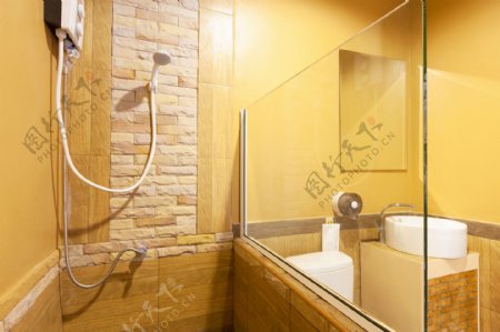 黄色墙壁浴室装潢设计图片