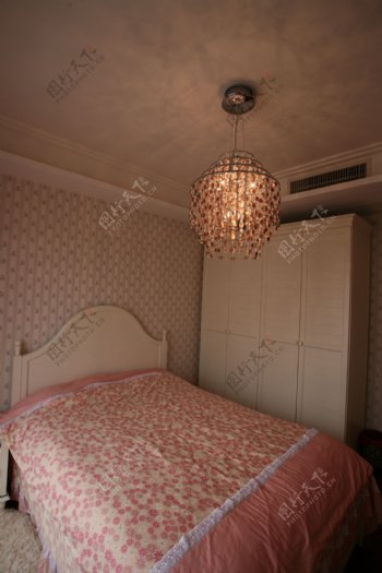 粉色卧室大床大灯设计图