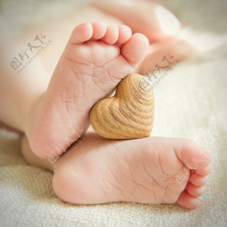婴儿脚丫与爱心图片