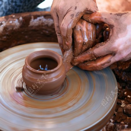 制作陶器的工人图片
