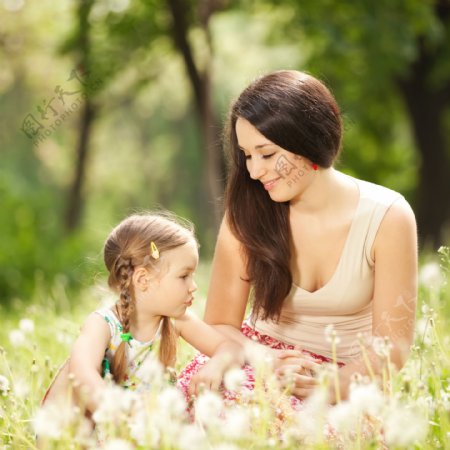 草地里的外国妈妈和女儿