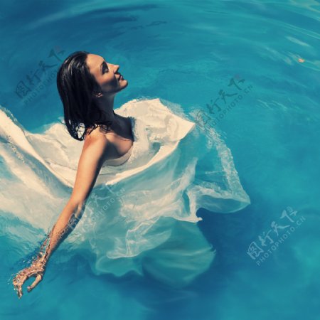 水中的美女摄影图片