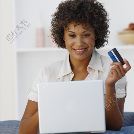 网上购物黑人女性图片