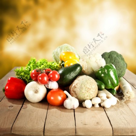 木板上的蔬菜摄影图片