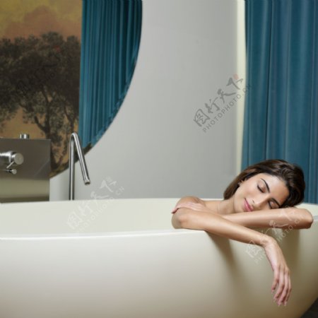 浴缸里的美女图片