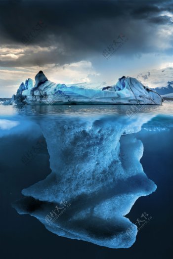 海面上的冰山景色高清图片