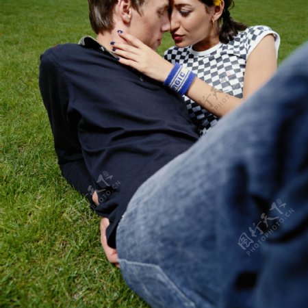 草地上的亲密情侣图片