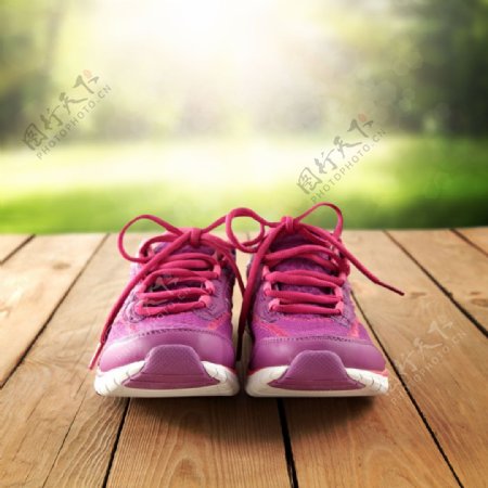 木板上的粉色运动鞋图片