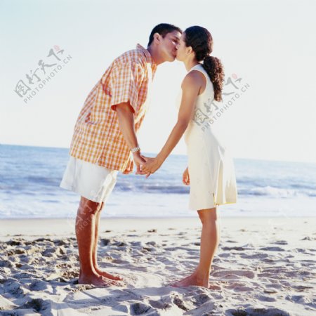沙滩上接吻的情侣图片
