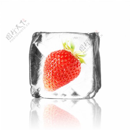 冰块里的草莓图片