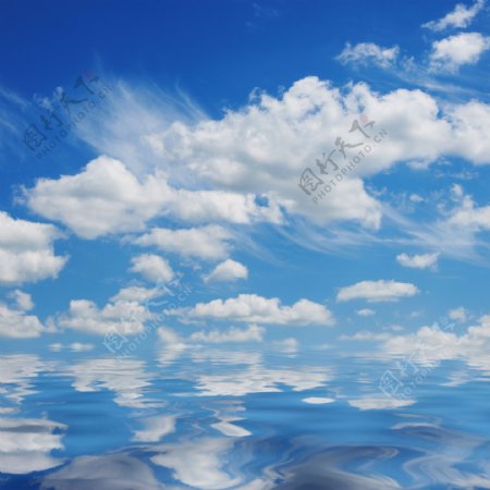 蓝天白云与水面倒影