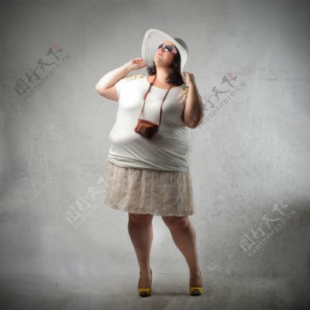 戴帽子的胖女人图片