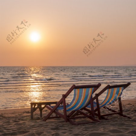 夕阳下的沙滩躺椅