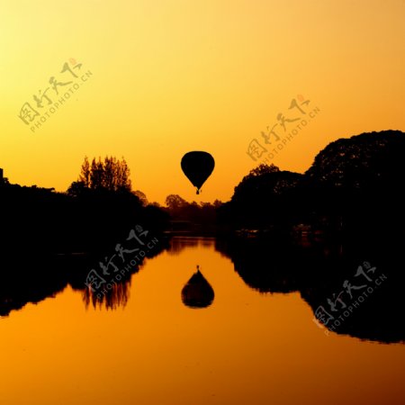 黄昏湖面上的热气球