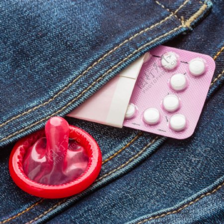 牛仔裤与避孕用品图片