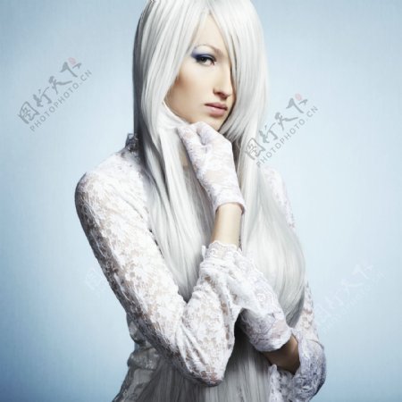白发美女模特图片