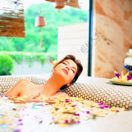 躺在浴池里睡觉的女人图片