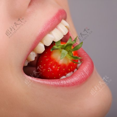 含着草莓的性感嘴唇图片