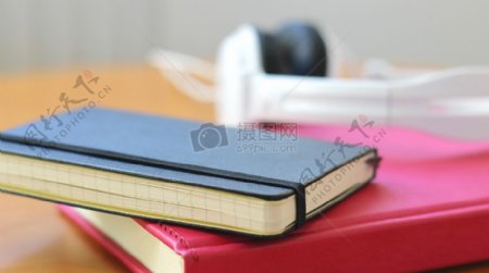 两种不同颜色的笔记本