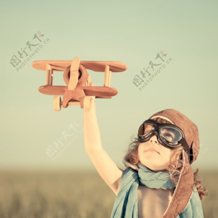 玩飞机的孩子图片
