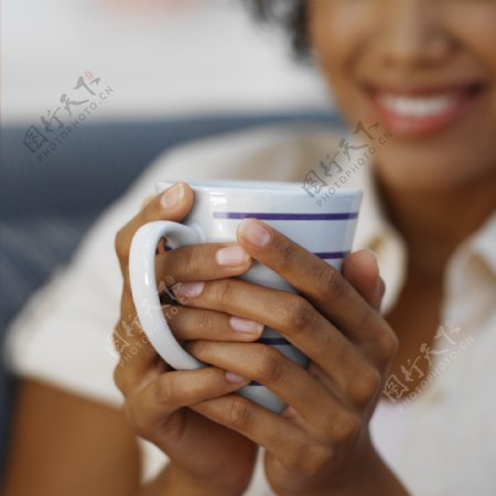 喝咖啡的黑人妇女图片