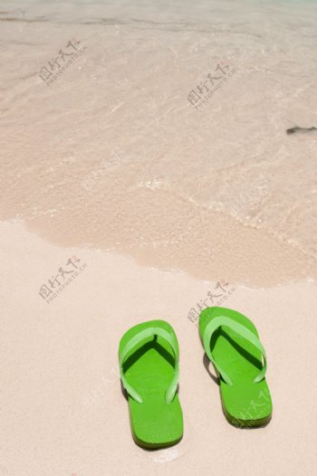 拖鞋在沙滩上