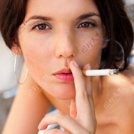 吸烟的美女图片