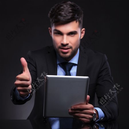 平板电脑与男人图片
