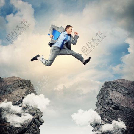 云端跨越的商务男人图片