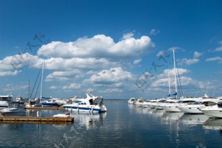 蓝天白云下的货船景色图片