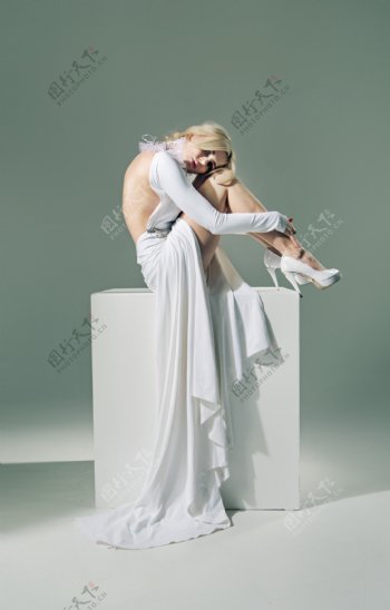 时尚白裙裸背美女图片