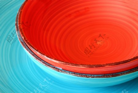 红色的碗和蓝色的盘子图片