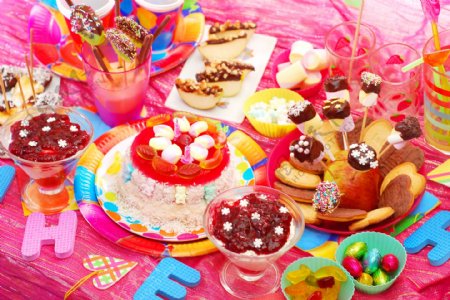 生日蛋糕与零食图片