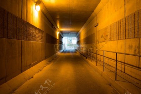 幽静的黄色隧道