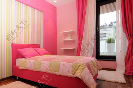 温馨的粉色育婴室图片