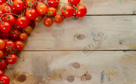 木板上的西红柿图片