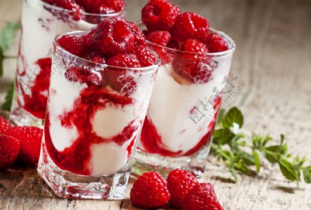 树莓冰激凌图片