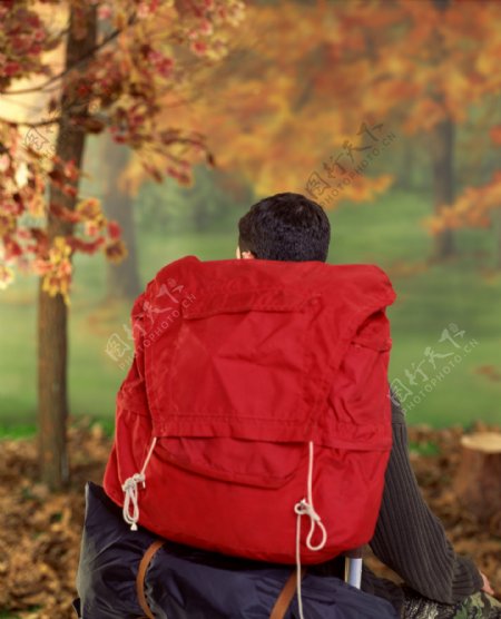 男人的红色背包图片