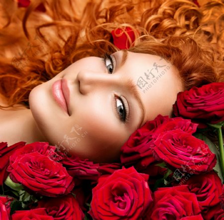 躺在玫瑰花边的美女图片
