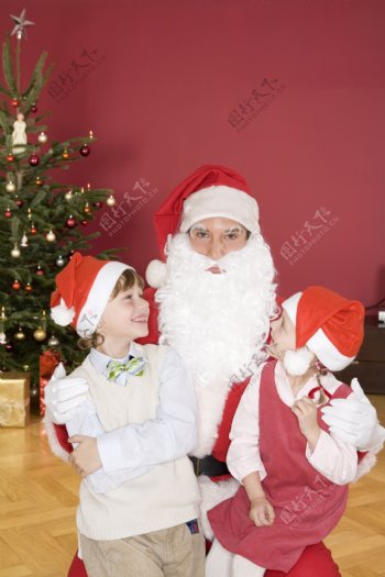 圣诞老人与儿童图片