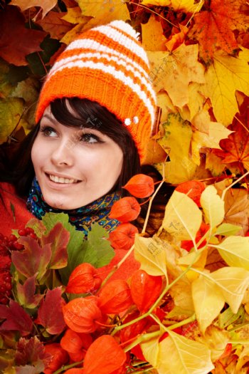 秋季的树叶中的美女图片