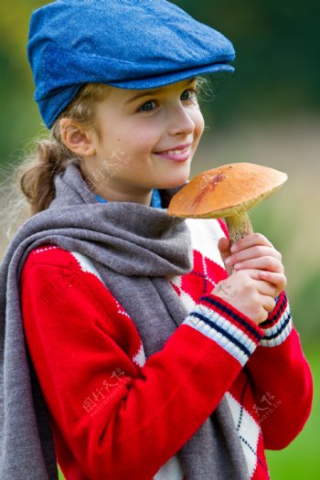 拿着蘑菇的女孩图片